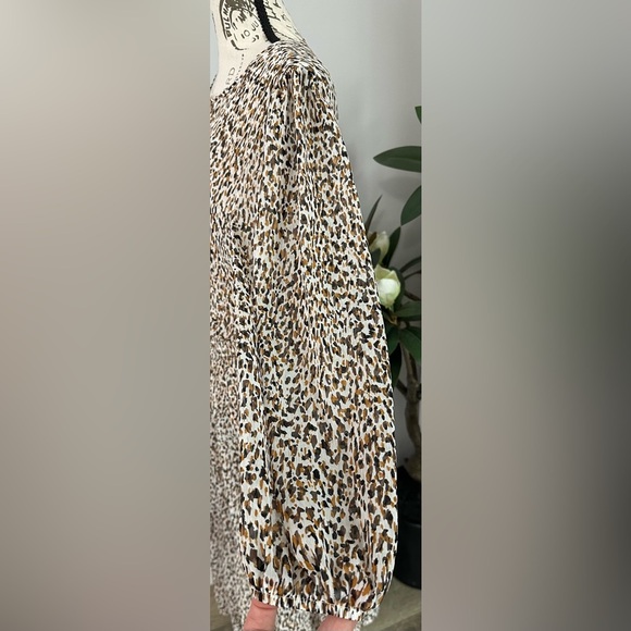 π Pleated Midi Dress β Cheetah Print π - Picture 10 of 13